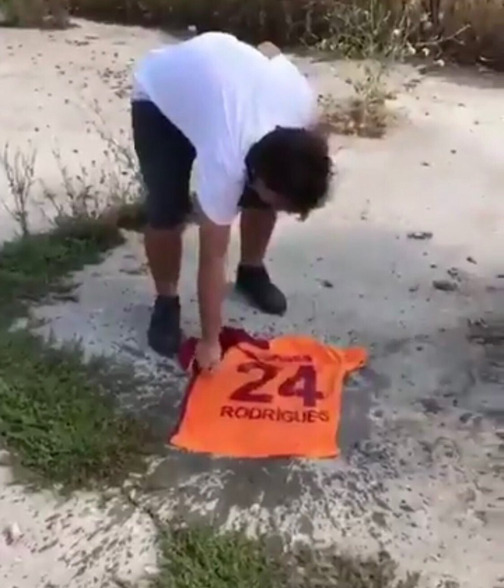 G.Saraylı taraftarlar Rodrigues'in formasını yaktı