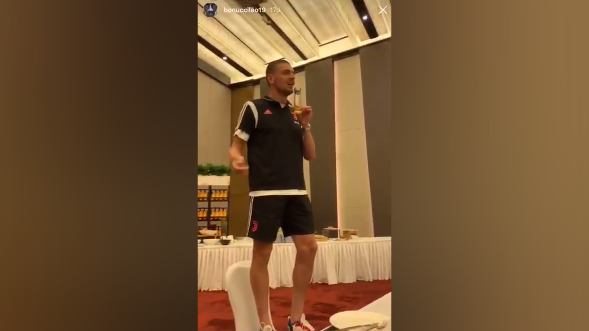 Merih Demiral takım arkadaşlarına şarkı söyledi