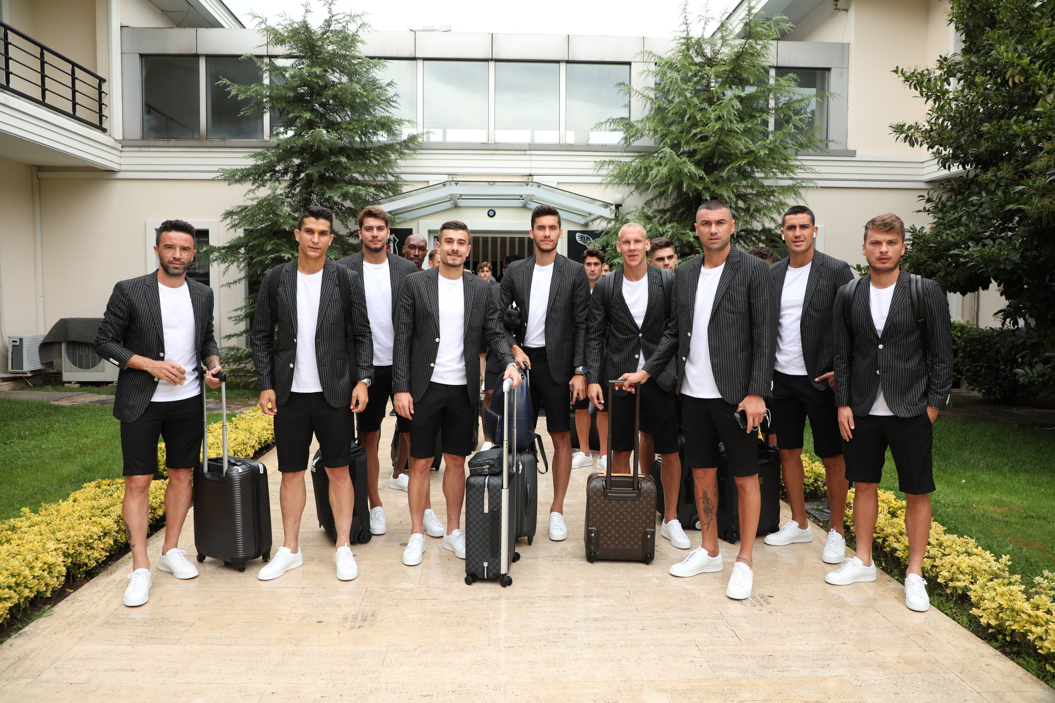 Beşiktaşlı futbolcuların kombini: Şort üstü ceket