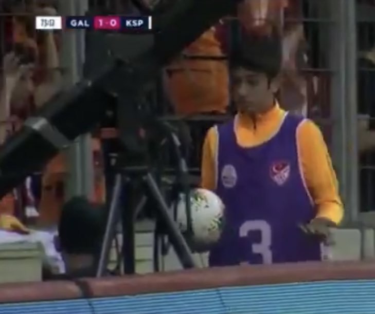 Hakemden top toplayıcı çocuğa ceza