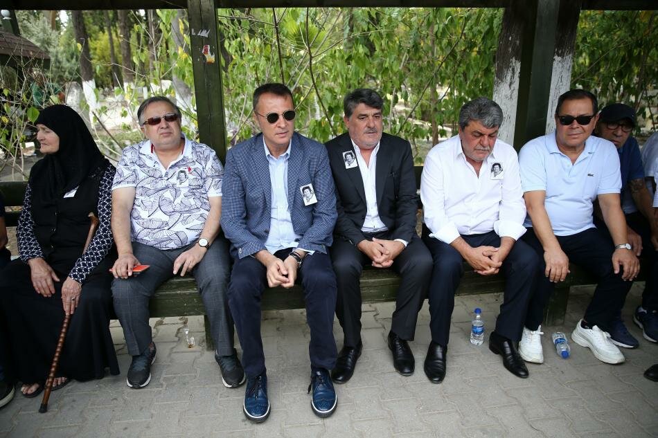 Serdal Adalı annesini toprağa verdi