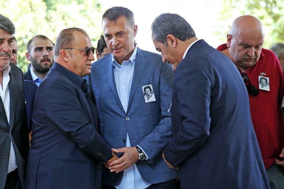 Serdal Adalı annesini toprağa verdi