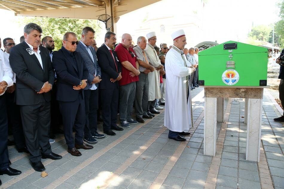 Serdal Adalı annesini toprağa verdi