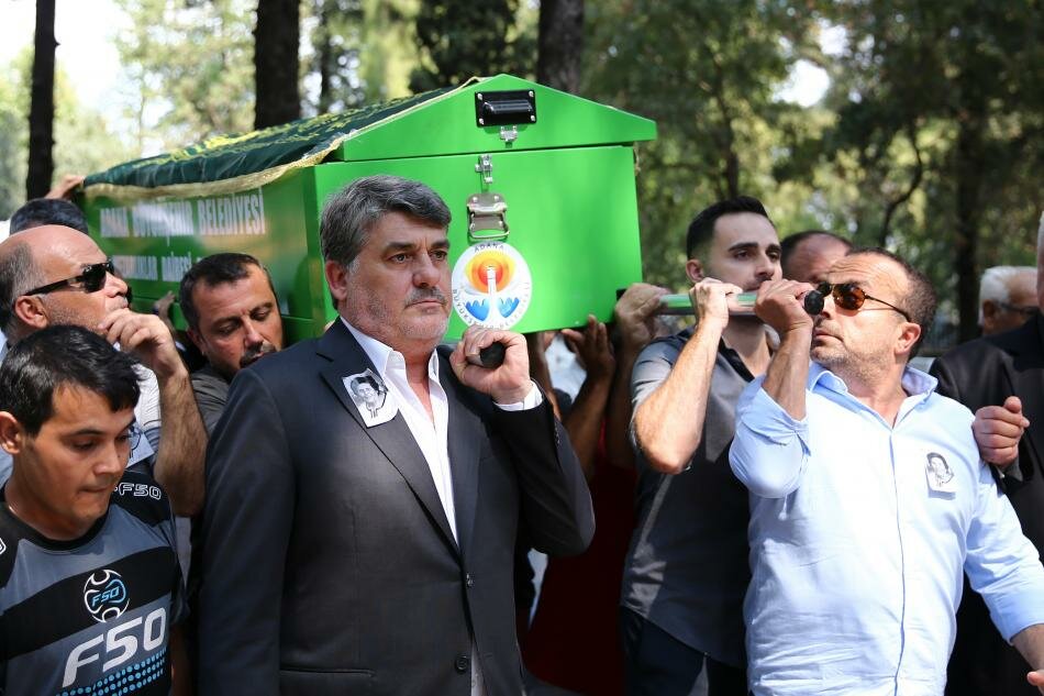 Serdal Adalı annesini toprağa verdi