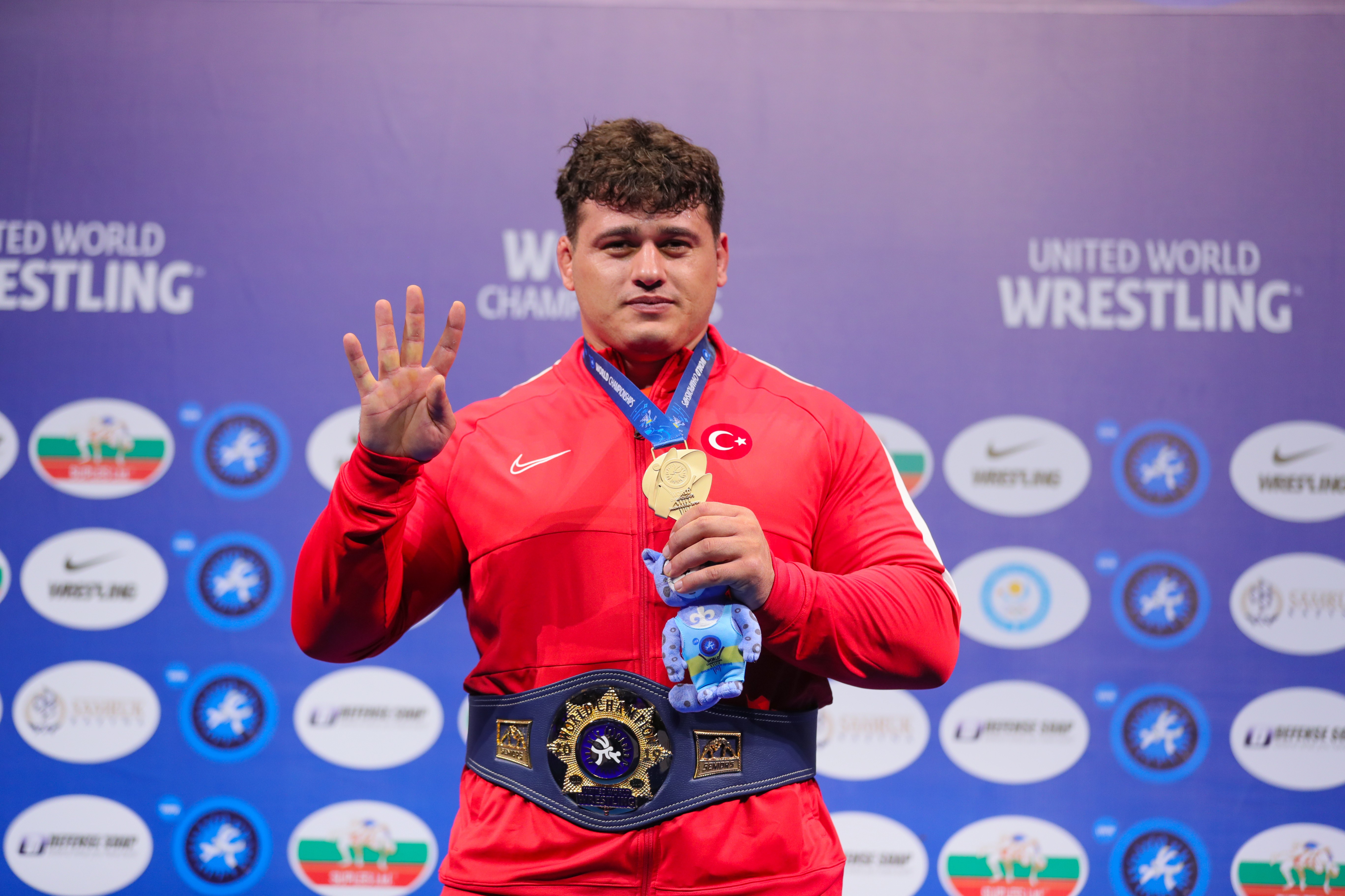 i Rıza Kayaalp: Hedefim Olimpiyat Şampiyonluğu