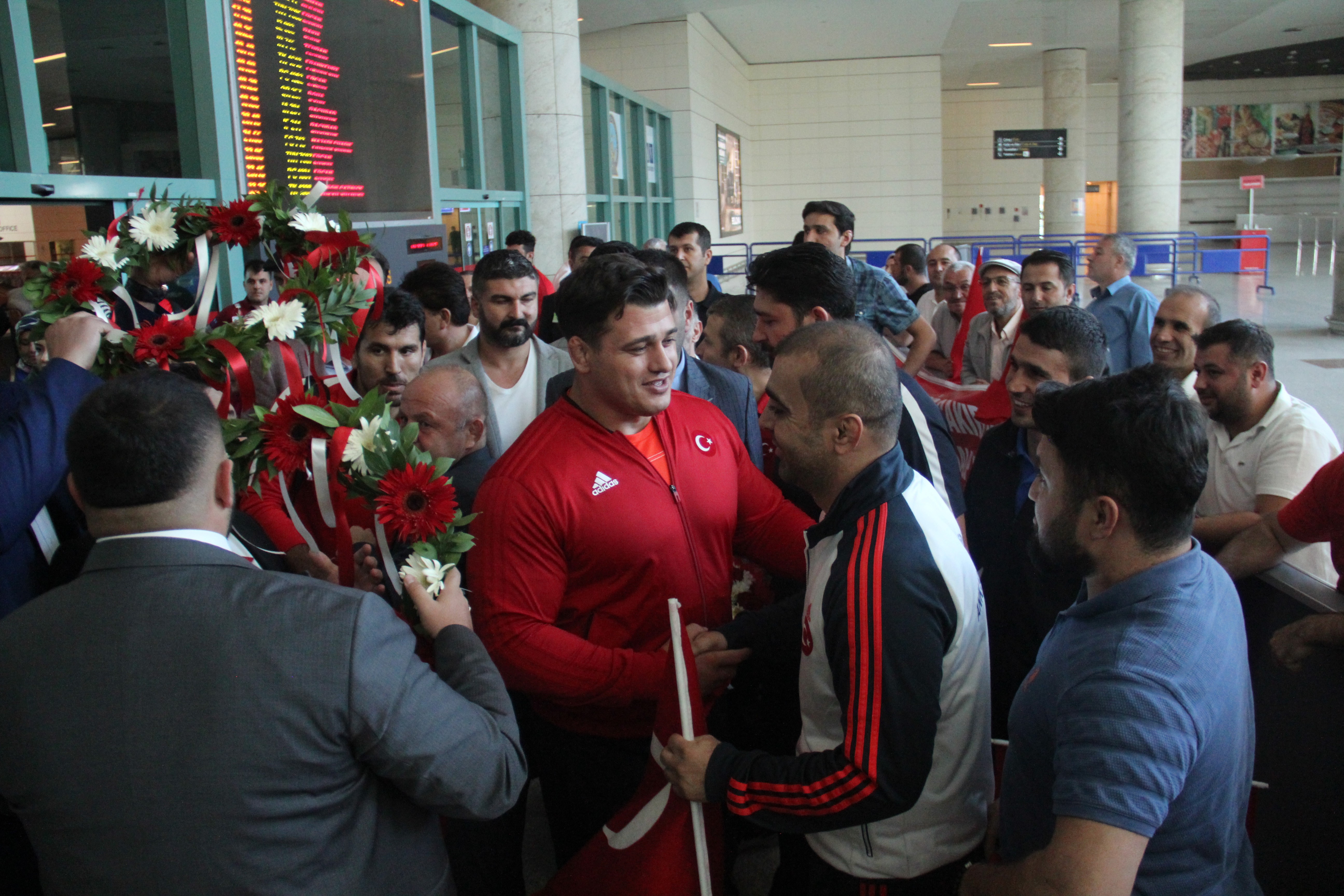 Rıza Kayaalp'e coşkulu karşılama