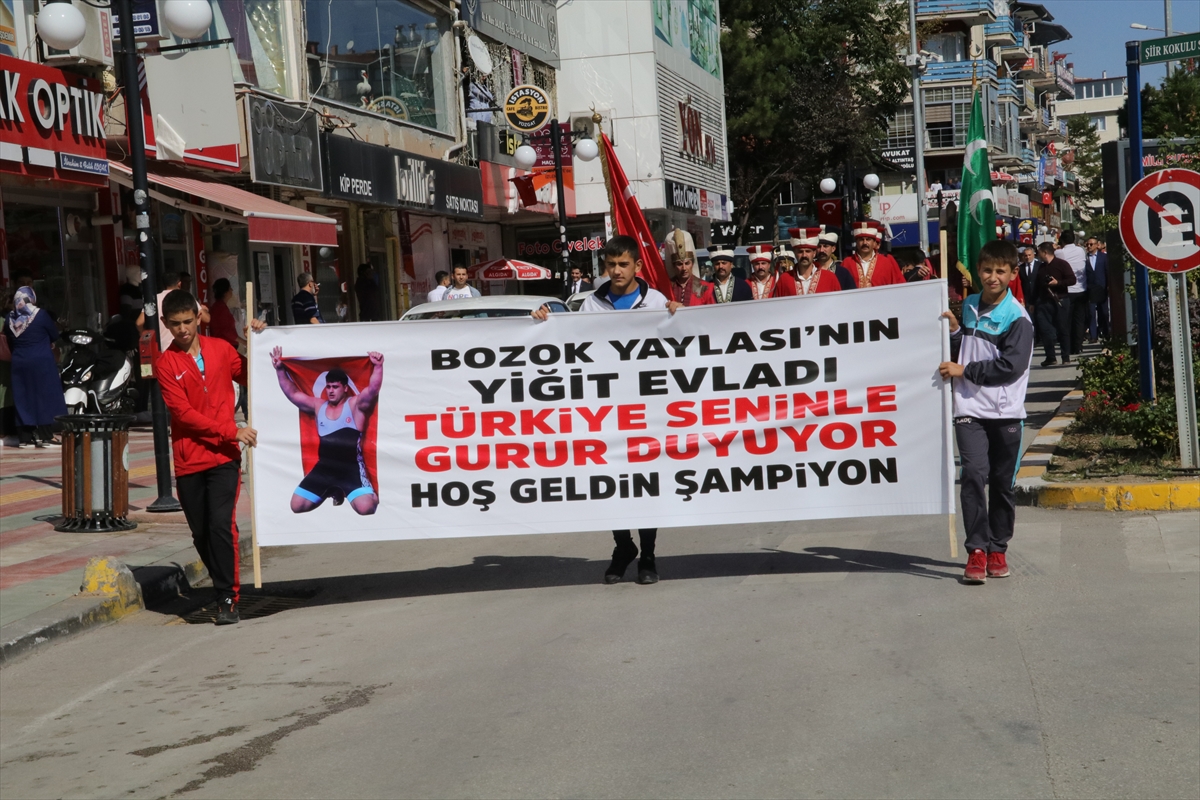 Yozgat, Rıza Kayaalp'i çiçeklerle karşıladı