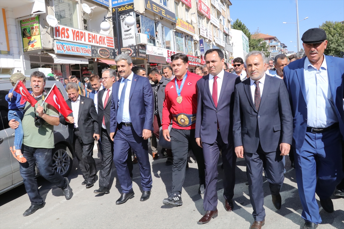 Yozgat, Rıza Kayaalp'i çiçeklerle karşıladı