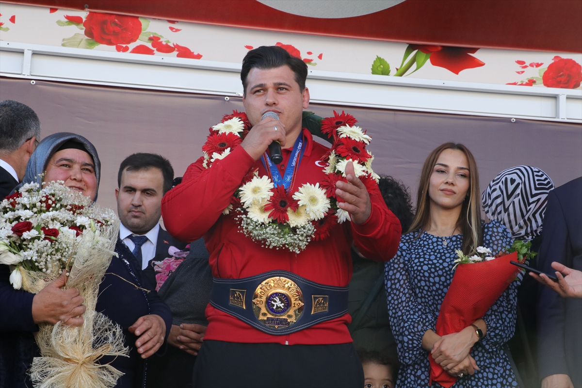 Yozgat, Rıza Kayaalp'i çiçeklerle karşıladı