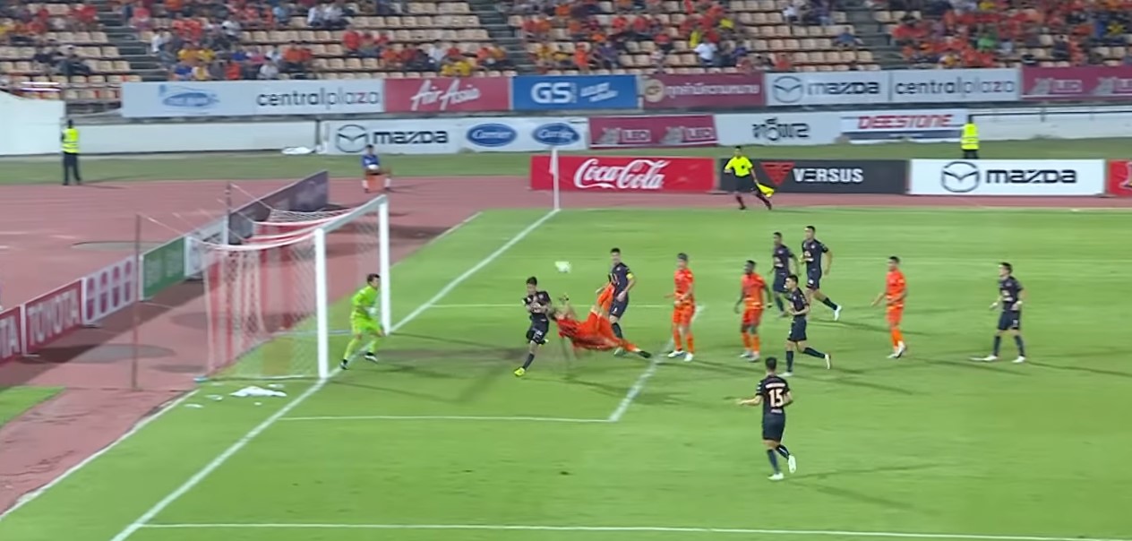 Aynı anda röveşatayla gol atan futbolcular