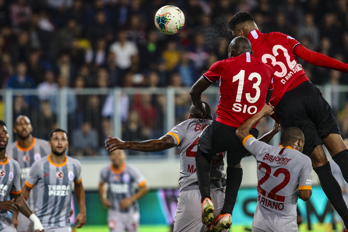 a Galatasaray etkisiz futbola rağmen 1 puan aldı