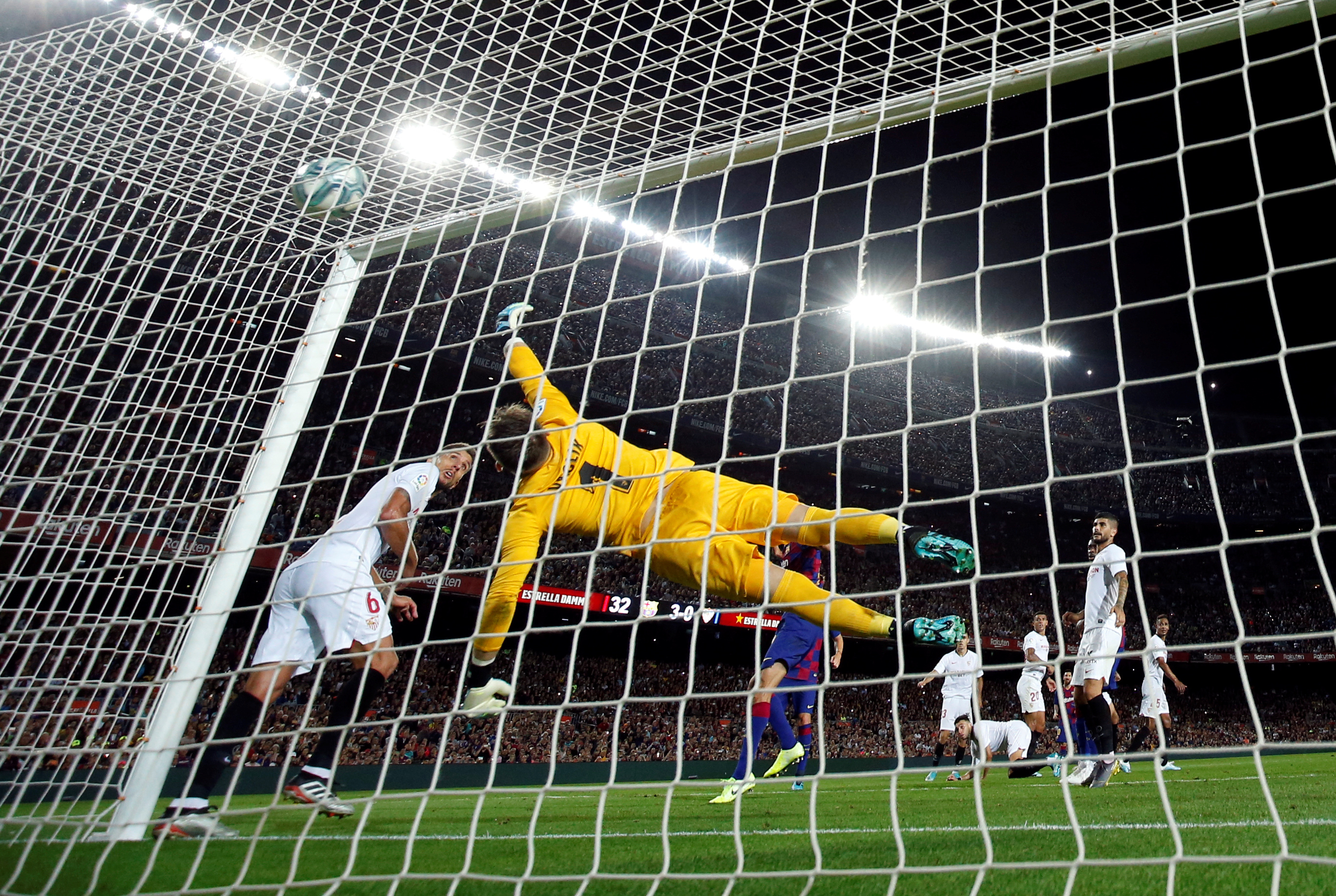 Barcelona Sevilla'yı farklı yendi: Messi ilk golünü attı