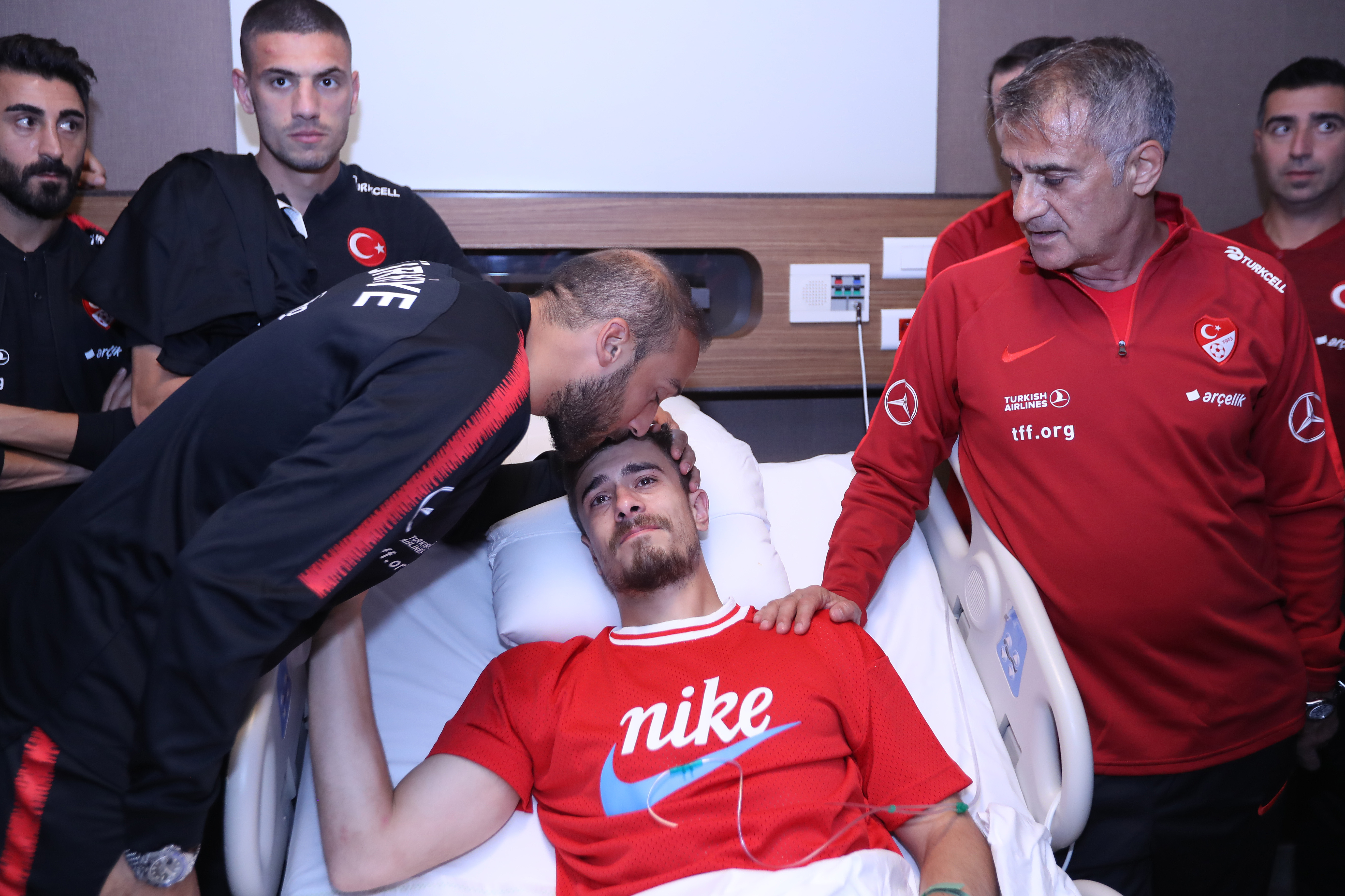 A Milli Takım'dan Dorukhan'ı ağlatan ziyaret