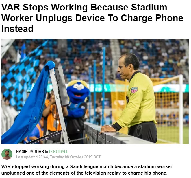 Telefonunu şarj etmek için VAR'ın fişini çeken görevli