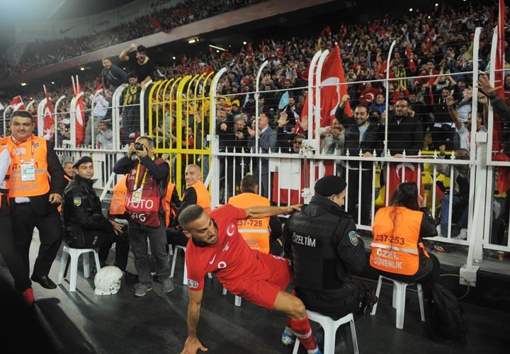 Cenk Tosun az kalsın sakatlanıyordu