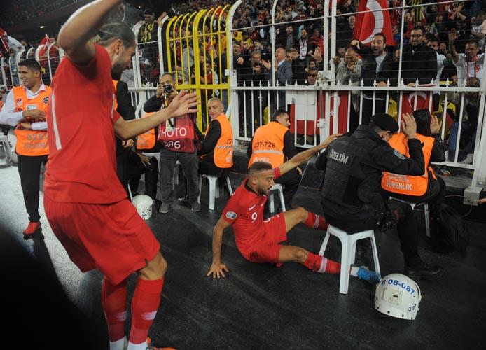 Cenk Tosun az kalsın sakatlanıyordu