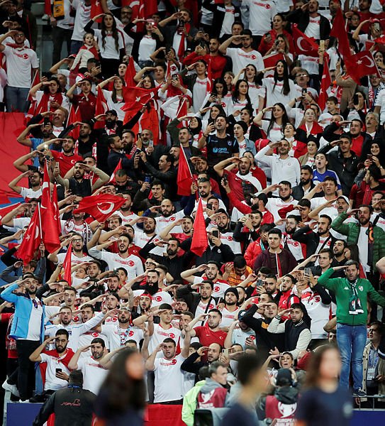 Taraftarlarımızdan asker selamı