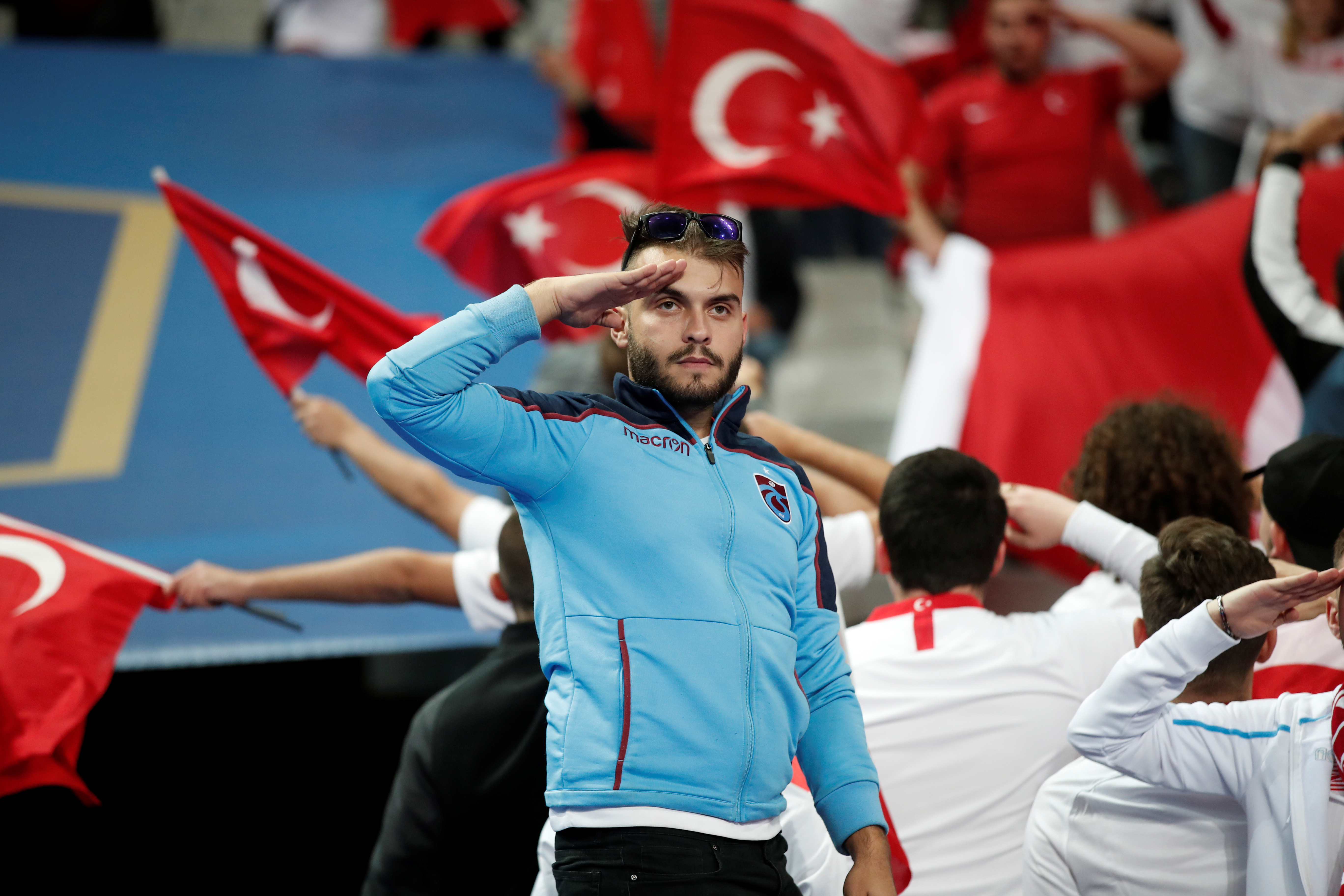 r Taraftarlarımızdan asker selamı