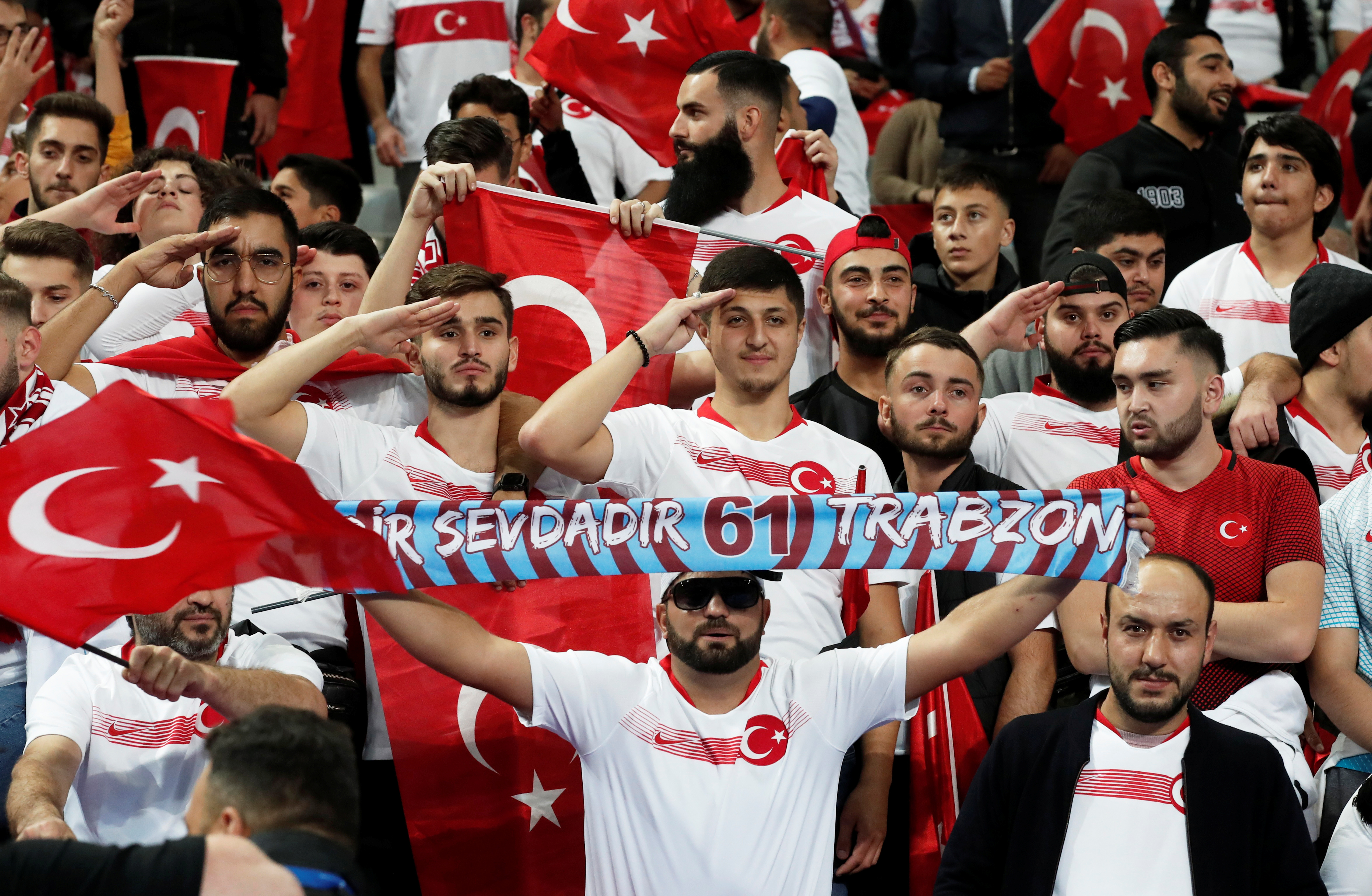 r Taraftarlarımızdan asker selamı