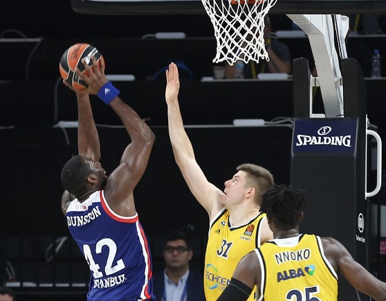 a Anadolu Efes Avrupa Ligi'nde Valencia'yı yendi