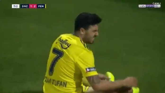 Ozan Tufan'ın sakatlık numarası yaptığı anlar