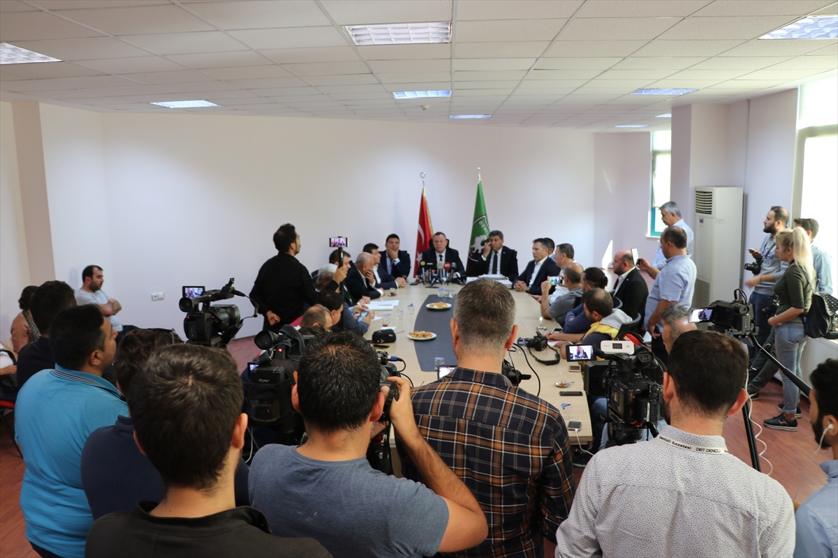 a Denizlispor'un eski başkanı kulübü bastı