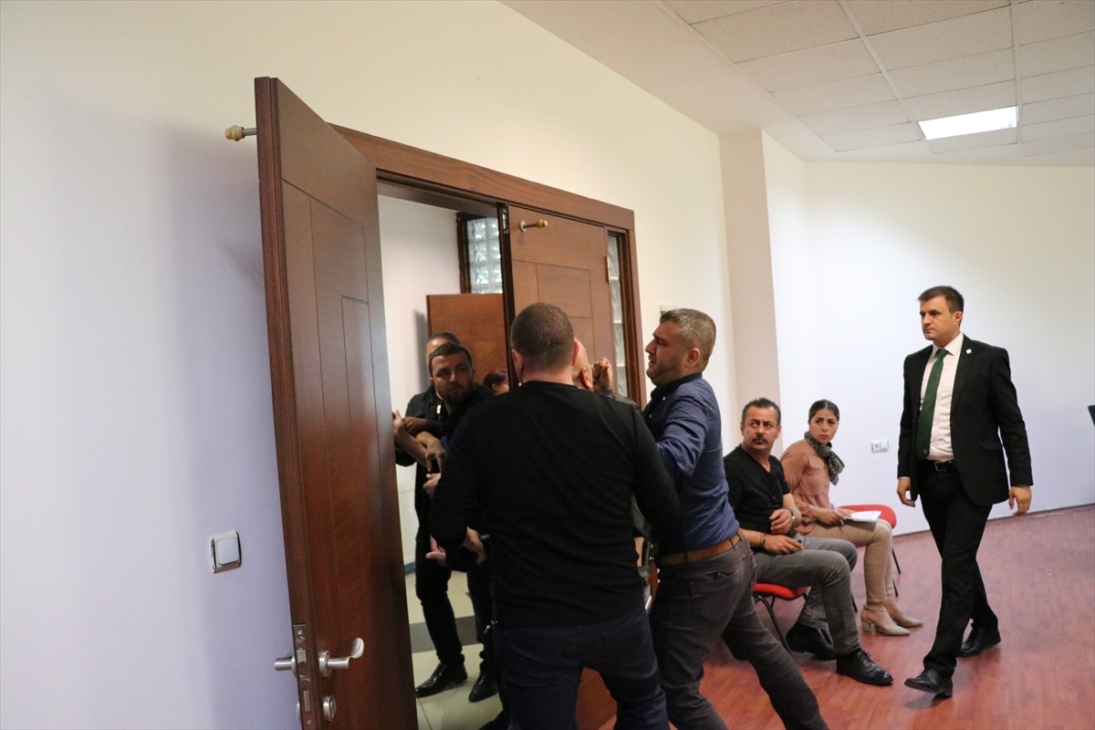 a Denizlispor'un eski başkanı kulübü bastı