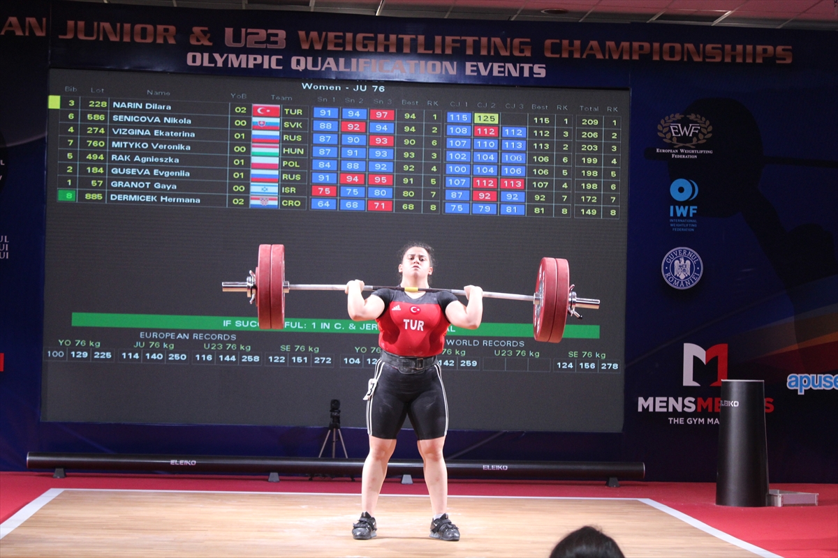 a Genç halterci Dilara Narin Avrupa şampiyonu