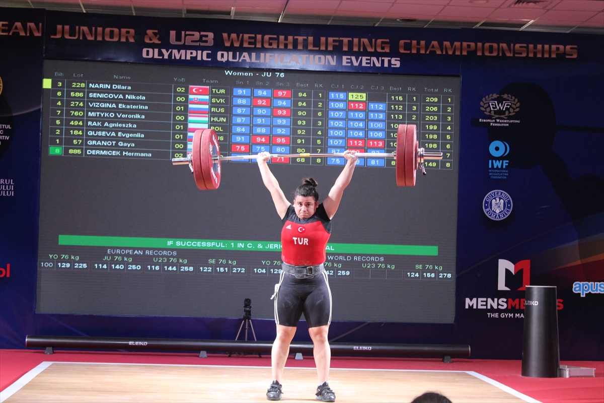 a Genç halterci Dilara Narin Avrupa şampiyonu