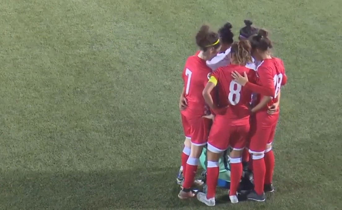 Başörtüsü açılan kadın futbolcuya yardım