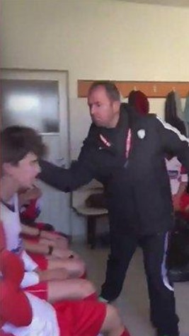 Soyunma odasında oyuncularını döven hoca