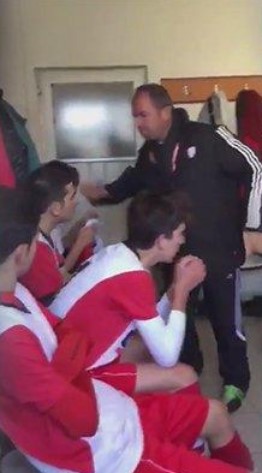 Soyunma odasında oyuncularını döven hoca