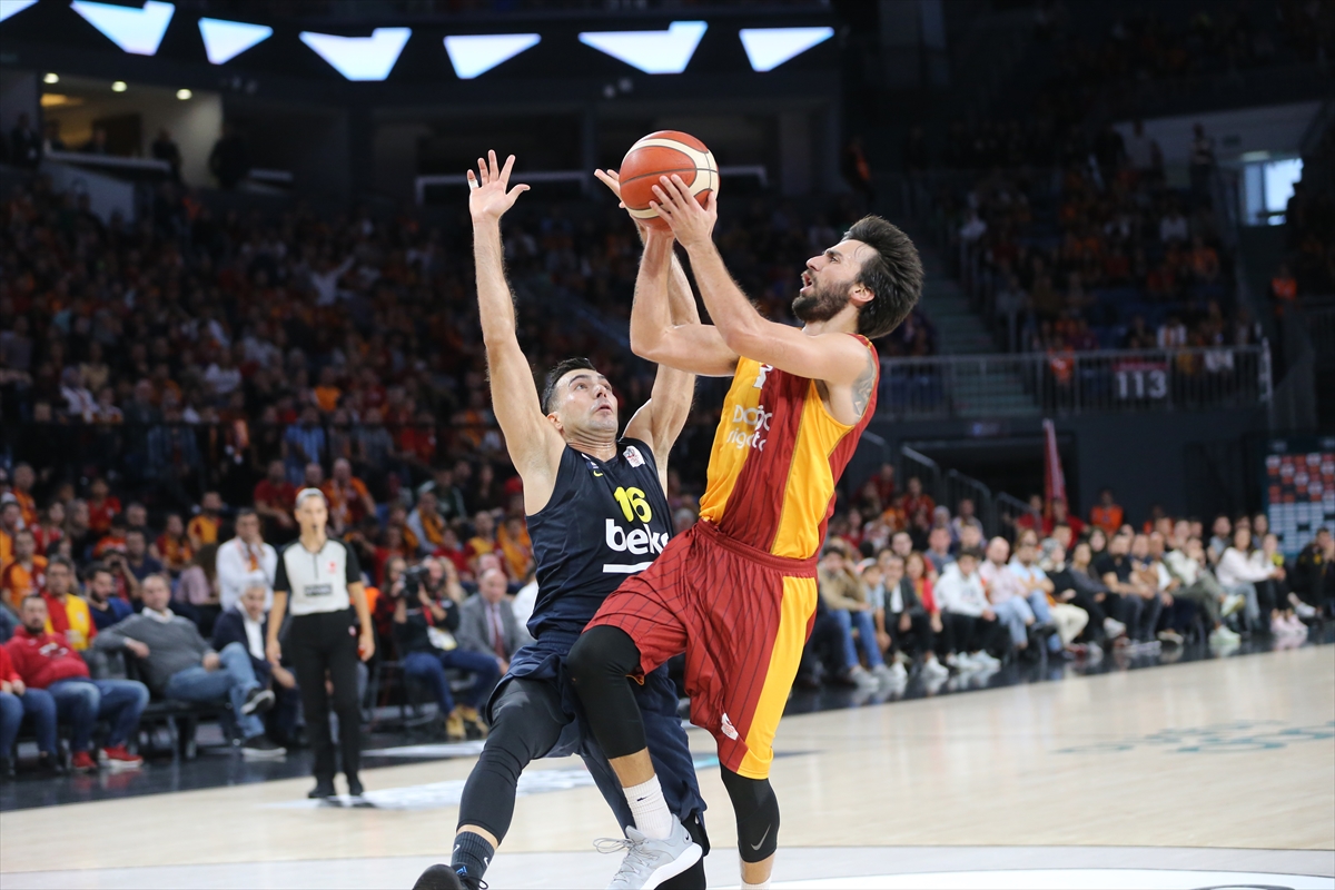 Galatasaray Fenerbahçe'ye 19 sayı fark attı