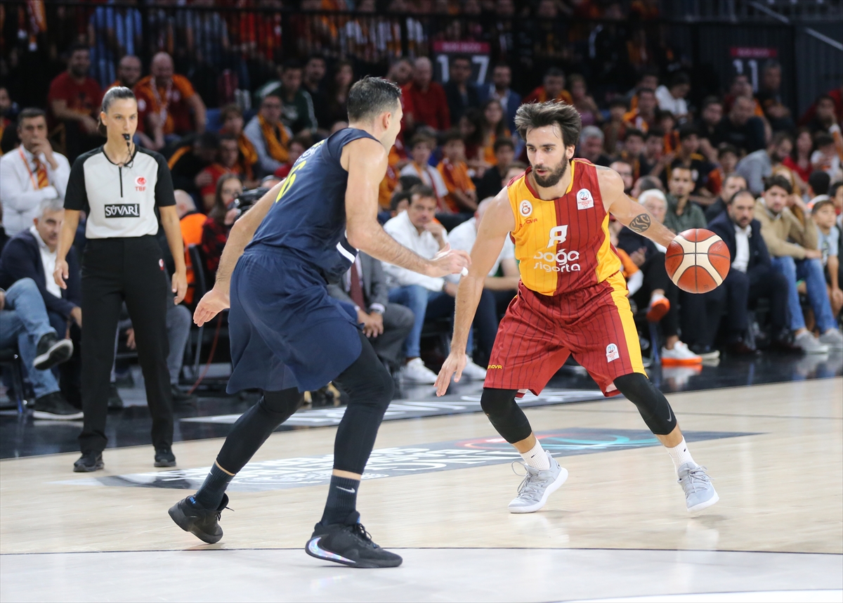 Galatasaray Fenerbahçe'ye 19 sayı fark attı