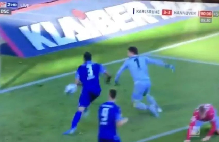 Rakibine yumruk atan kaleci kırmızı kart gördü