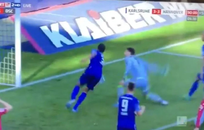 Rakibine yumruk atan kaleci kırmızı kart gördü