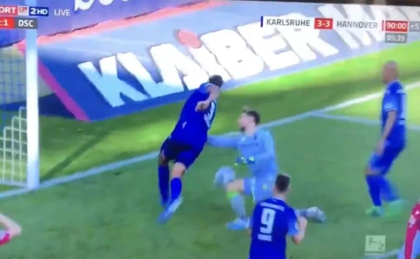 Rakibine yumruk atan kaleci kırmızı kart gördü