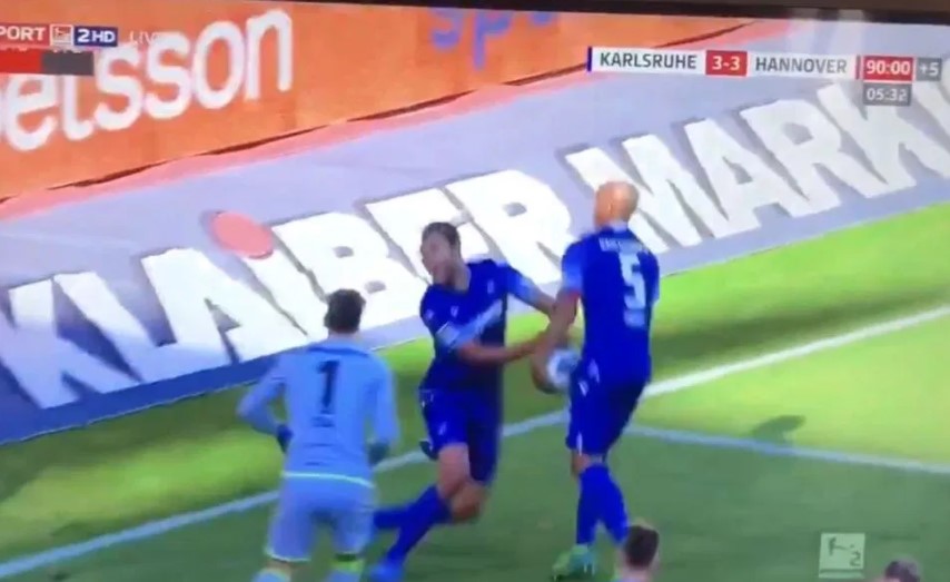 Rakibine yumruk atan kaleci kırmızı kart gördü