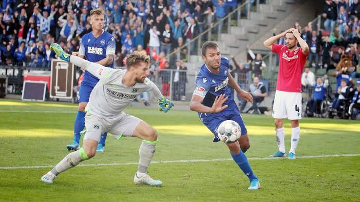 Rakibine yumruk atan kaleci kırmızı kart gördü