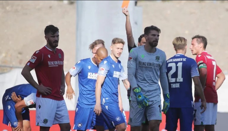 Rakibine yumruk atan kaleci kırmızı kart gördü