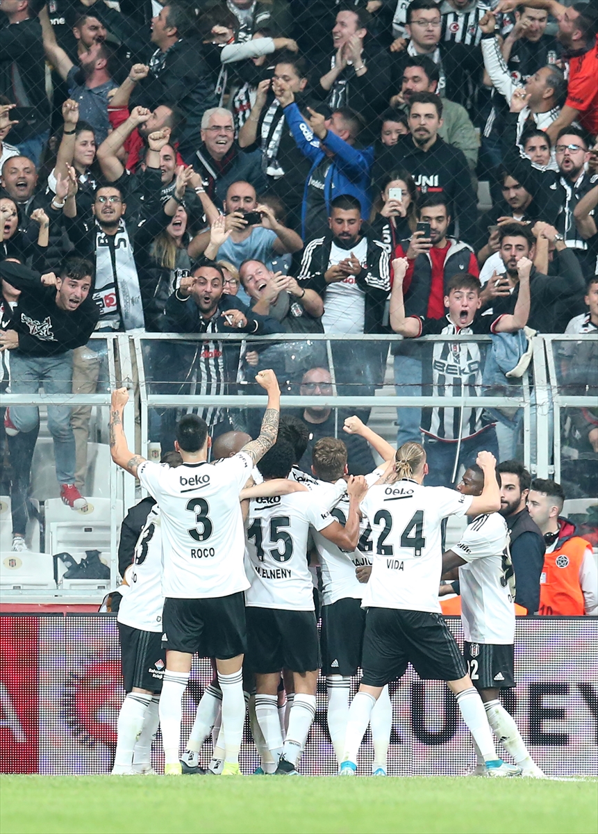 Beşiktaşlı futbolcular derbi primini kaptı