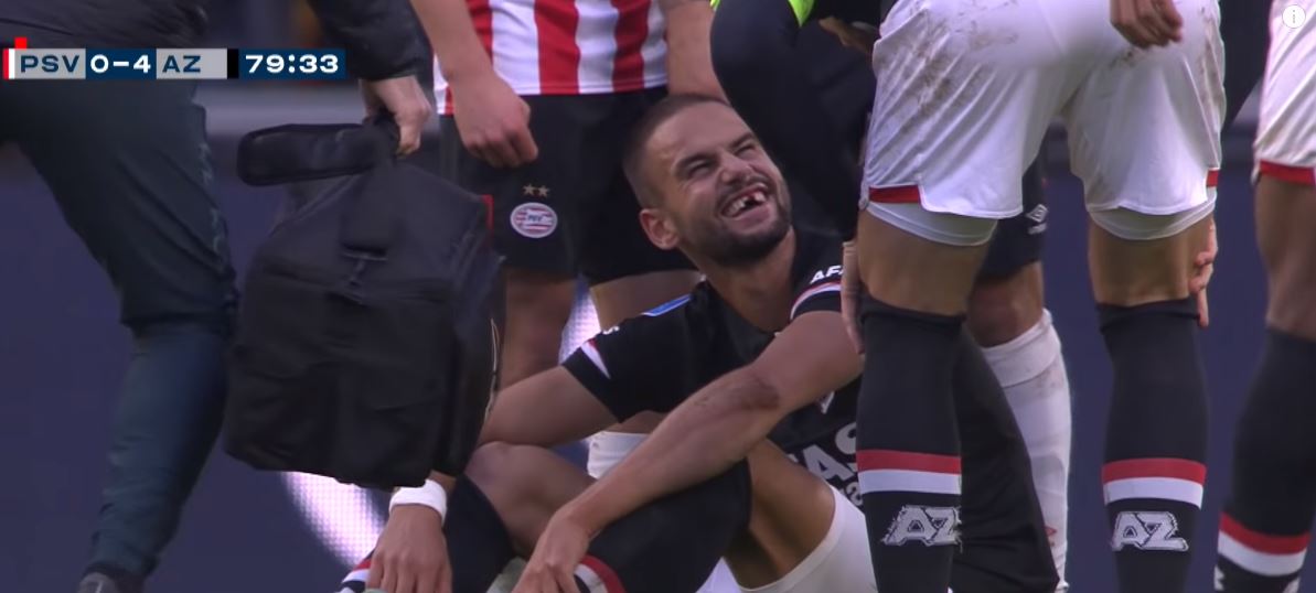 Kostas Mitroglou rakibinin dişlerini kırdı