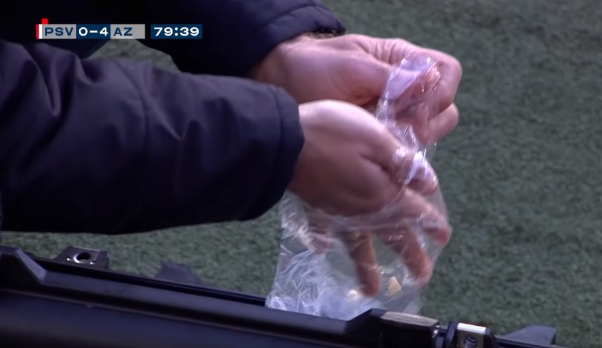 Kostas Mitroglou rakibinin dişlerini kırdı