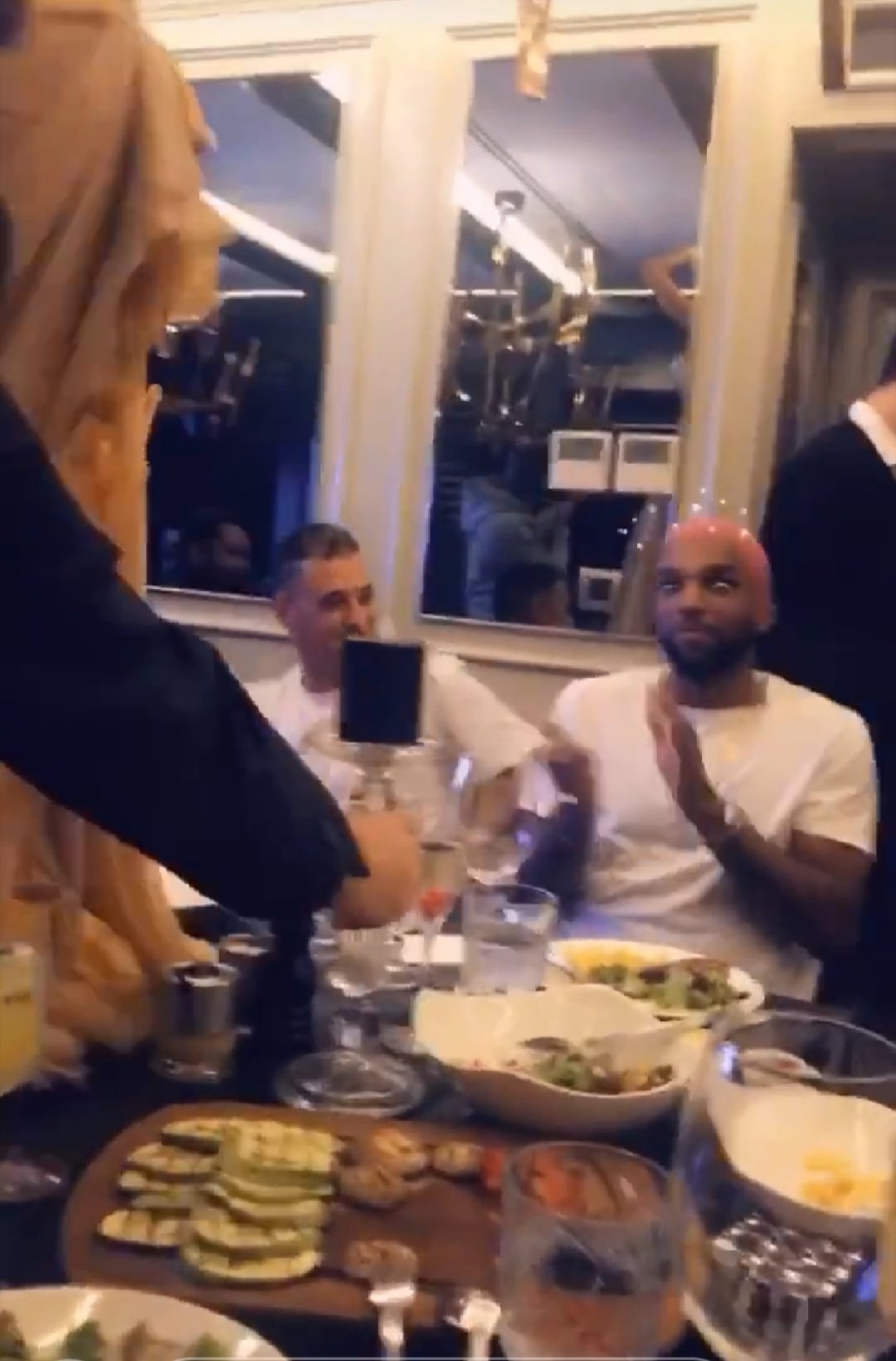 Galatasaraylı futbolcular derbi sonrası dansöz oynattı