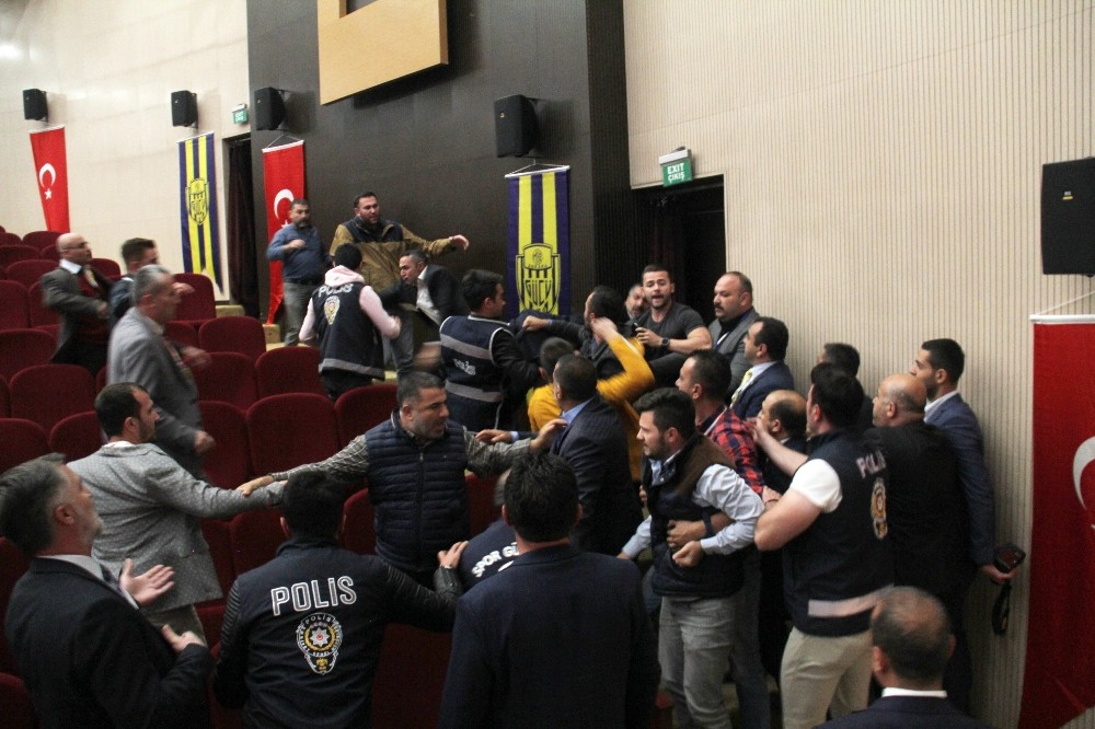 Ankaragücü kongresinde yumruklar havada uçuştu