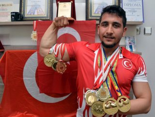 Fatih Kamuz bilek güreşinde dünya şampiyonu oldu