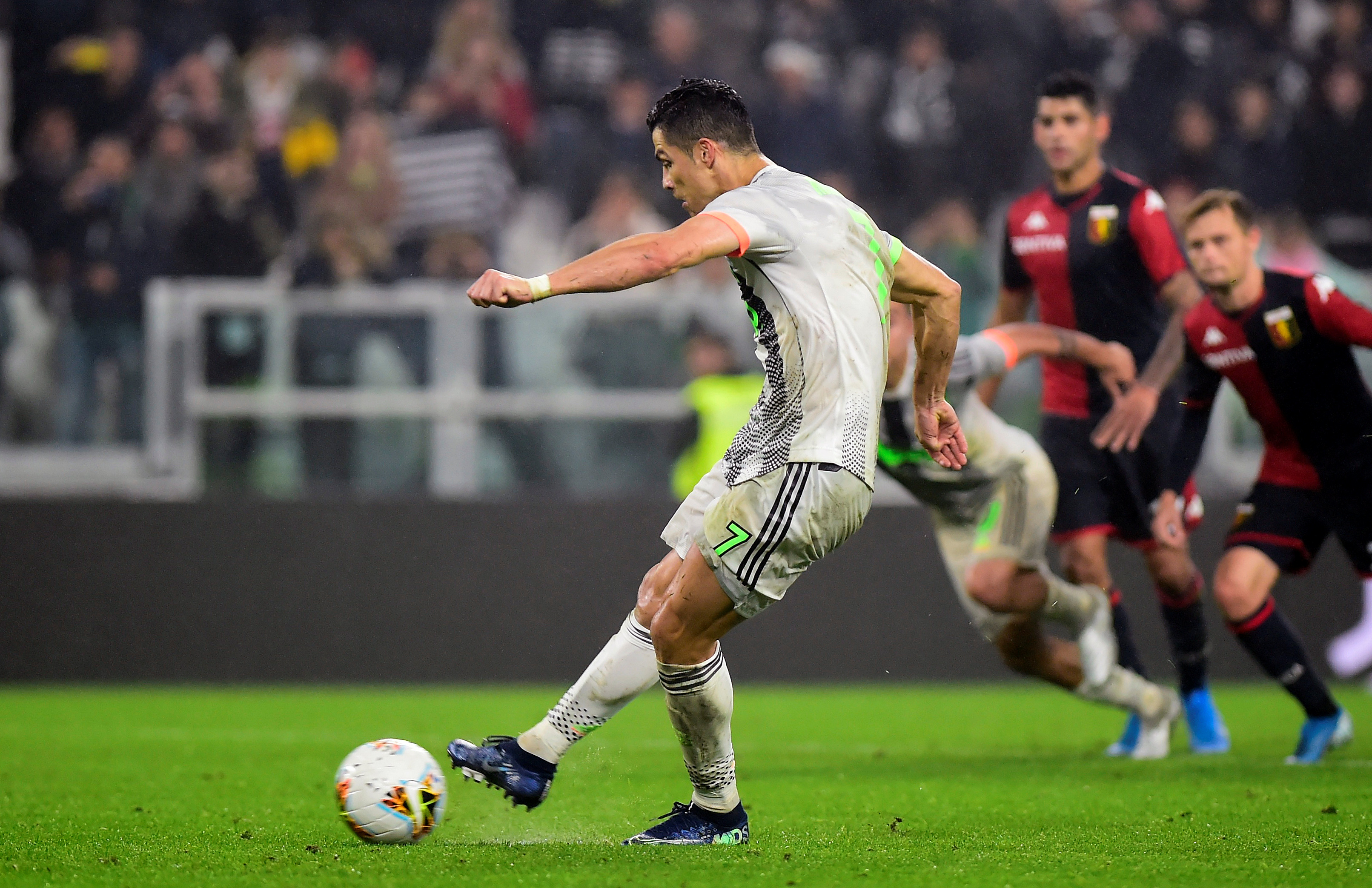 r Juventus son dakikada Ronaldo'nun penaltısı ile kazandı