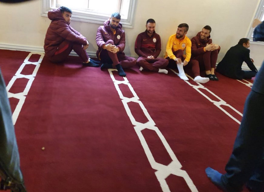 Galatasaraylı futbolcular cuma namazında