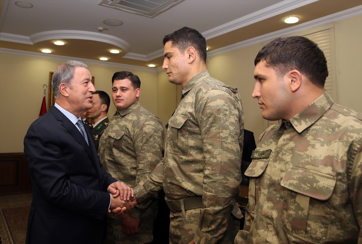 a Hulusi Akar, madalya kazanan güreşçileri kabul etti