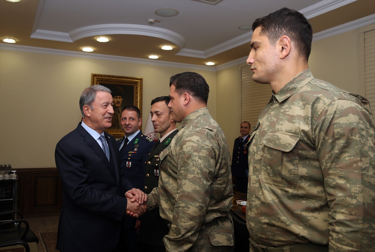 a Hulusi Akar, madalya kazanan güreşçileri kabul etti
